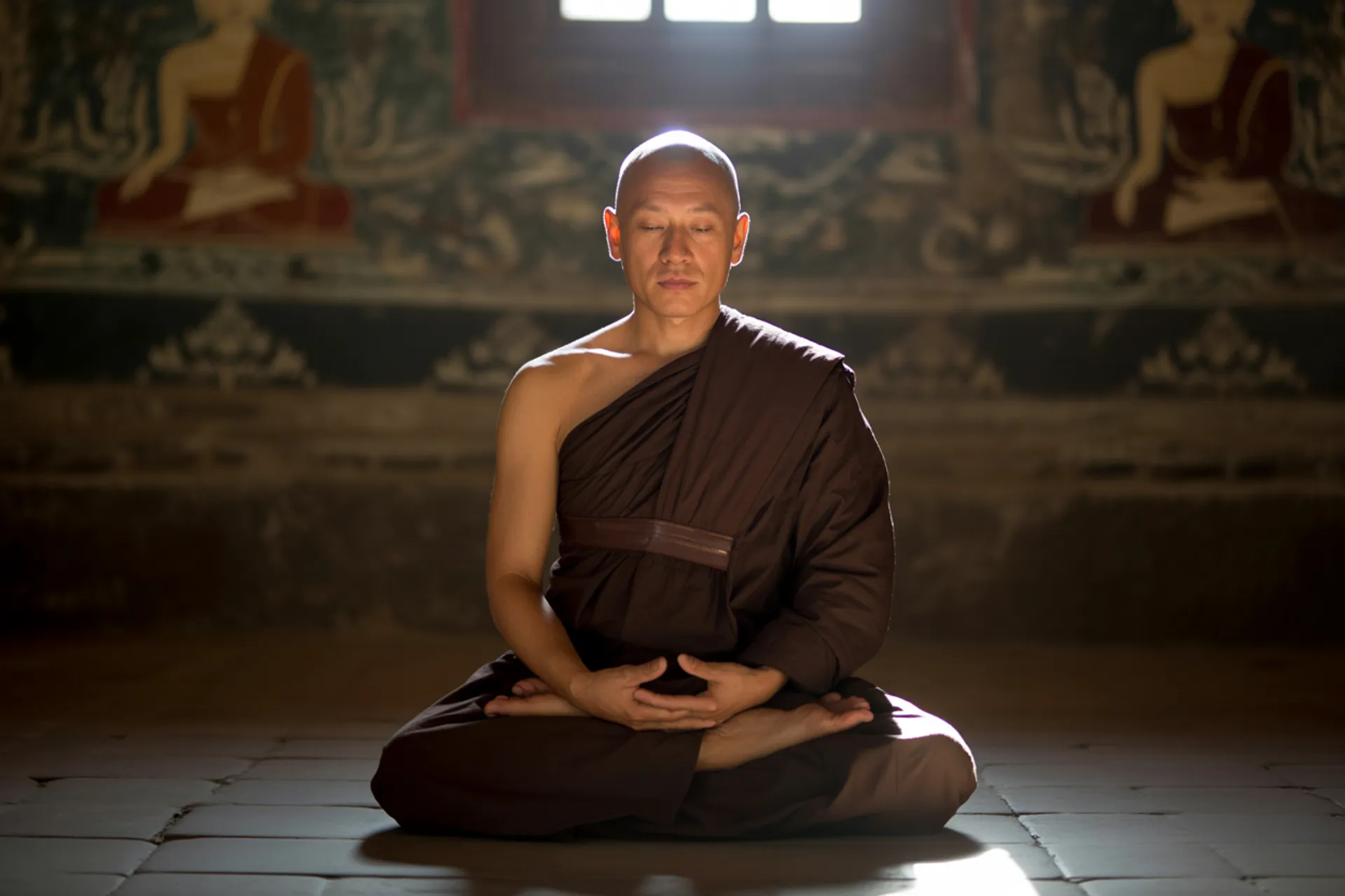 Representación simbólica de los tres venenos del budismo: serpiente, gallo y cerdo