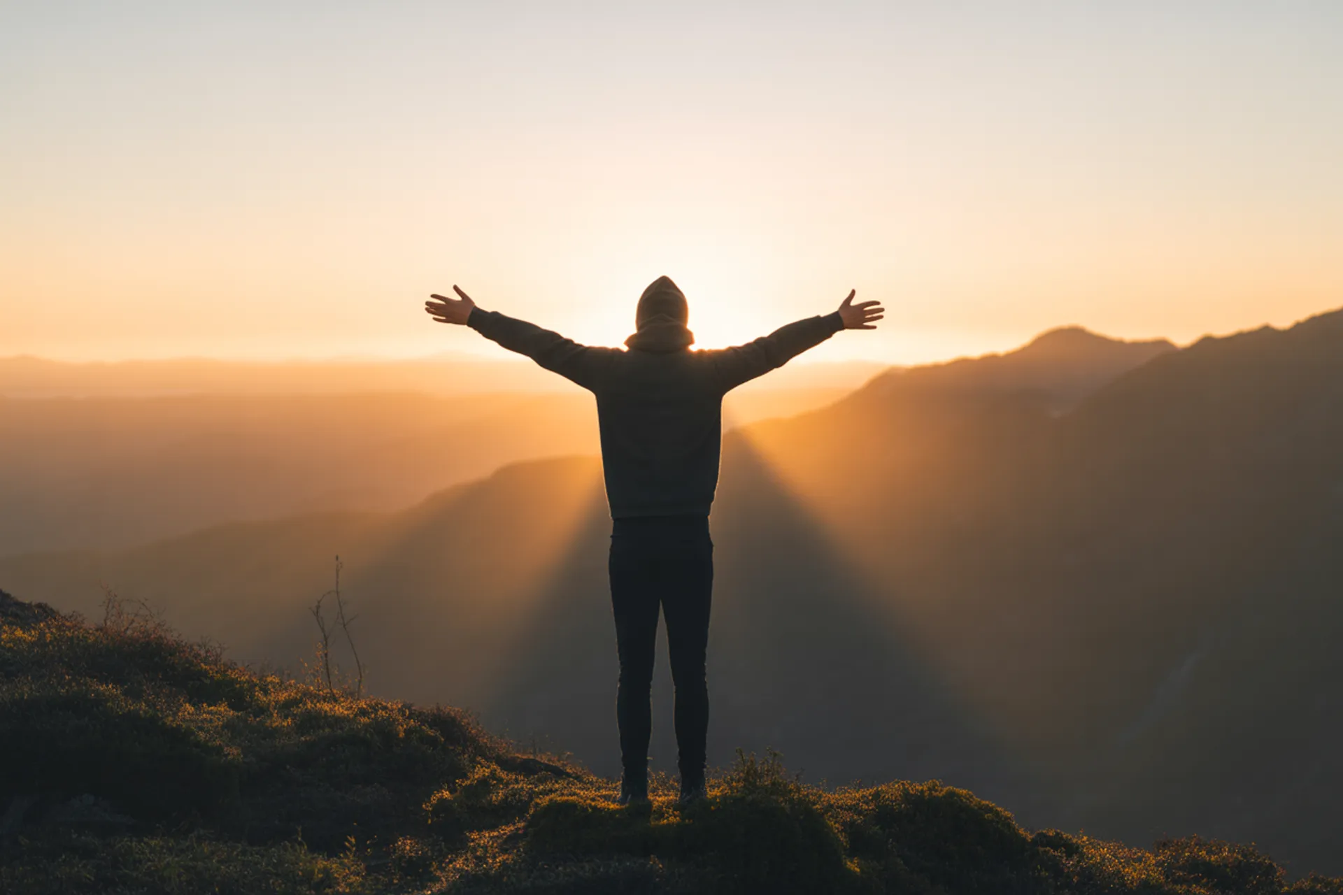 Persona meditando al amanecer simbolizando el despertar espiritual