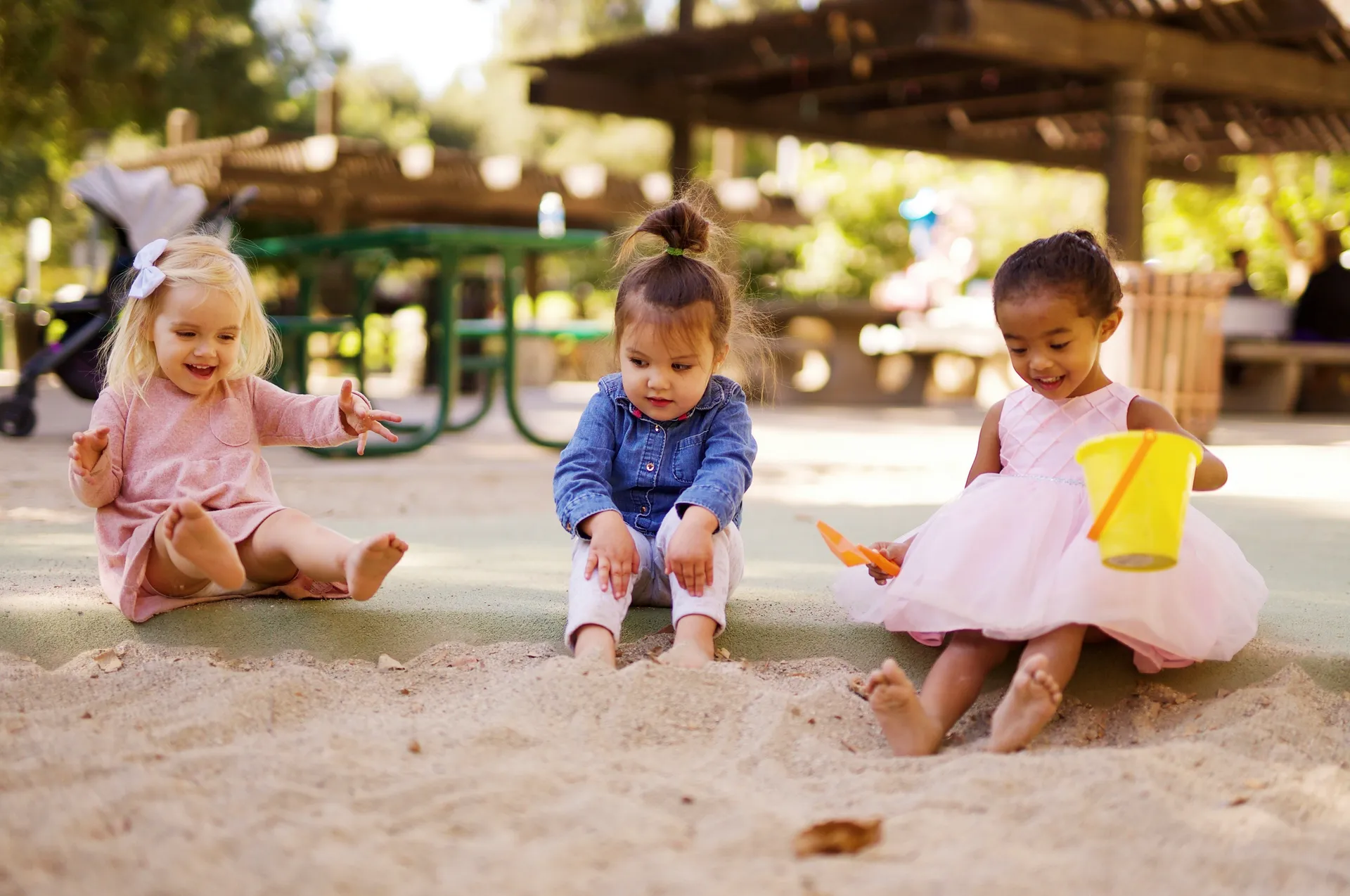 Niños felices jugando en un parque de arena